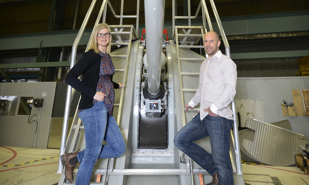 Jessica Röstlund och Johan Funk hos BAE Systems Bofors. Foto: Lasse Persson