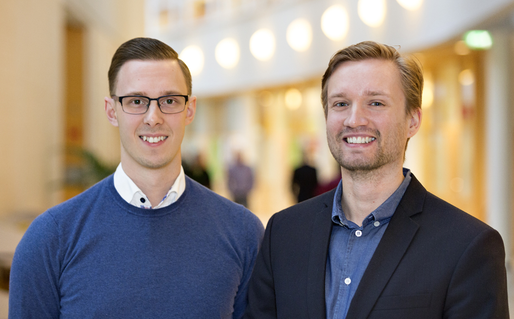 Daniel Björnlund, Information Security Officer och Andreas Berggren som arbetar med Assembler-utveckling på SEB. Foto: Gonzalo Irigoyen