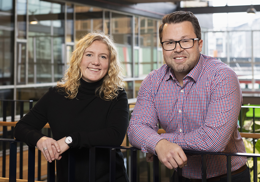 Jenny Nilsson och Ted Wennerström på Volvo Group Connected Solutions trivs med att jobba med den senaste tekniken i en global miljö. Foto: Julia Sjöberg
