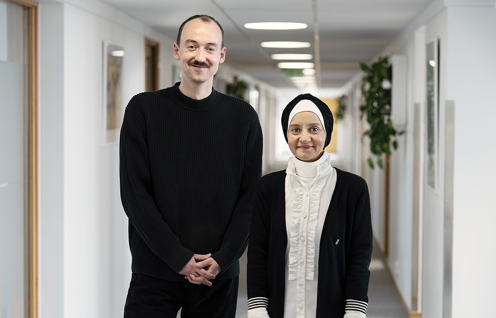 Gustav Nygren, maskin­inlärnings­ingenjör och Lina El Haj Youssef, fullstack systemutvecklare på E.ON. Foto: Johan Bävman