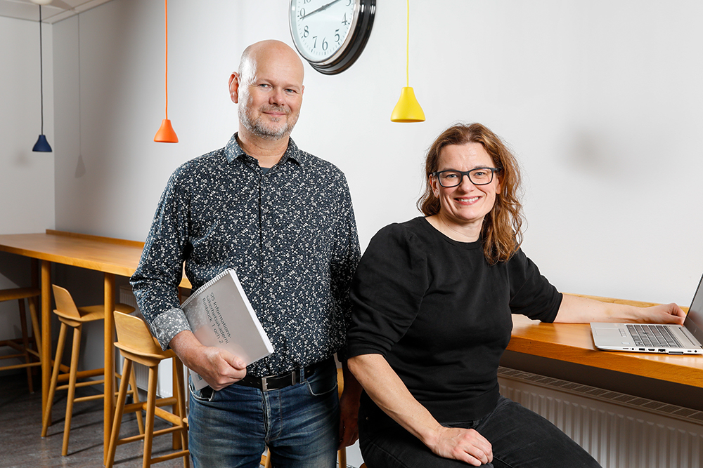 Christofer Kärrdahl, strateg och Therese Johansson, IT-arkitekt på Transportstyrelsen. Foto: Richard Ström