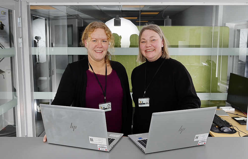 Sandra Jarlö, gruppchef IT-supporten  och Marie Helldén, gruppchef för IT-support Klientnära användarstöd hos Kriminalvården. Foto: Peter Holgersson