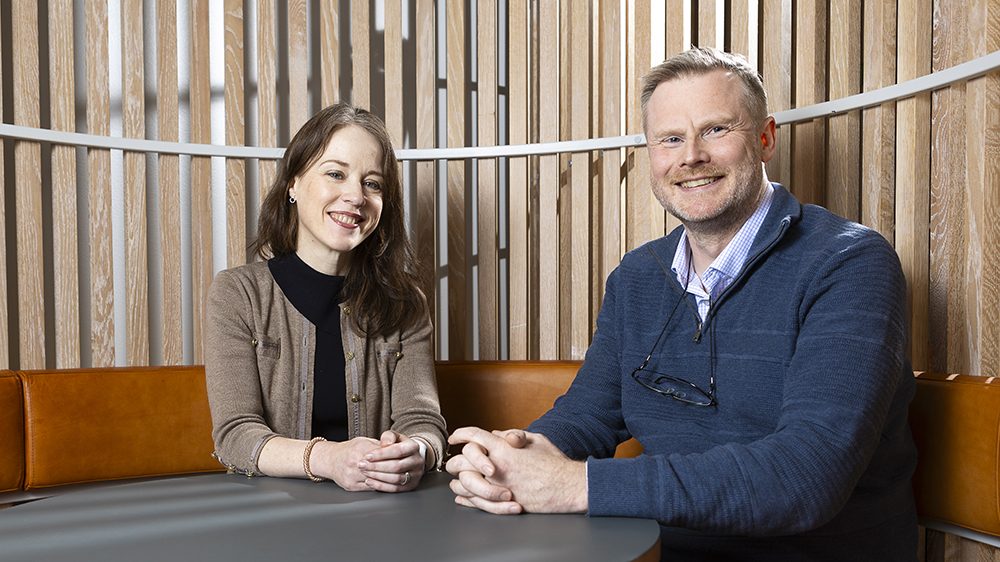 Ylva Berg och Emil Schönning trivs på AFRY. Här får de möjlighet att både utveckla och utvecklas. Foto: Johan Marklund