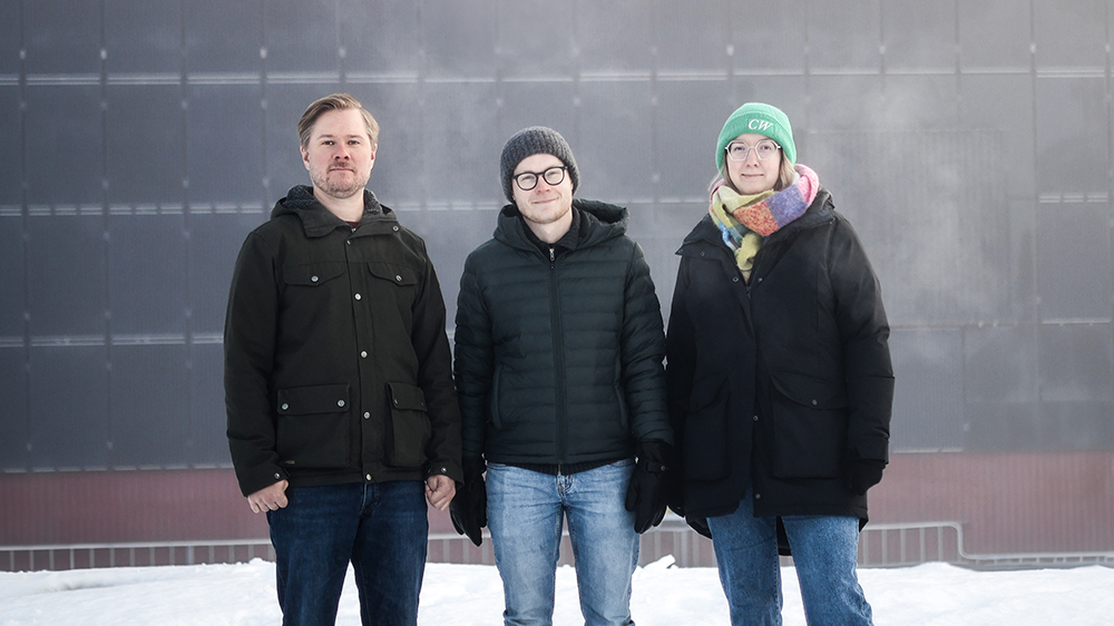 Karl Bergfors, capability lead, Jonatan Öberg, systemutvecklare och Therese Häggkvist, teknisk projektledare hos BAE Systems Hägglunds i Örnsköldsvik. Foto: Elin Nord / Timeline Photo