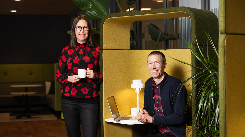 Maria Kling och Markus Frödin är stolta över att vara en del av samhällsnyttan genom sitt arbete på Bolagsverket. Foto: Pär Olert