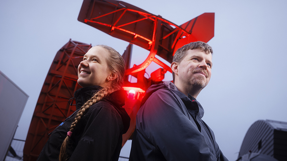 Frida Cronqvist, avdelningen för Telekrig och Hannes Ovrén, avdelningen för Cyberförsvar och Ledningsteknik hos FOI. Foto: David Brohede