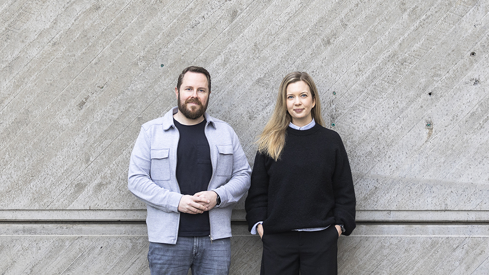 Mathias Persson, It-säkerhetsspecialist och incidenthanterare och Josefin Klang, cybersäkerhetsanalytiker på CERT-SE hos MSB. Foto: Johan Marklund