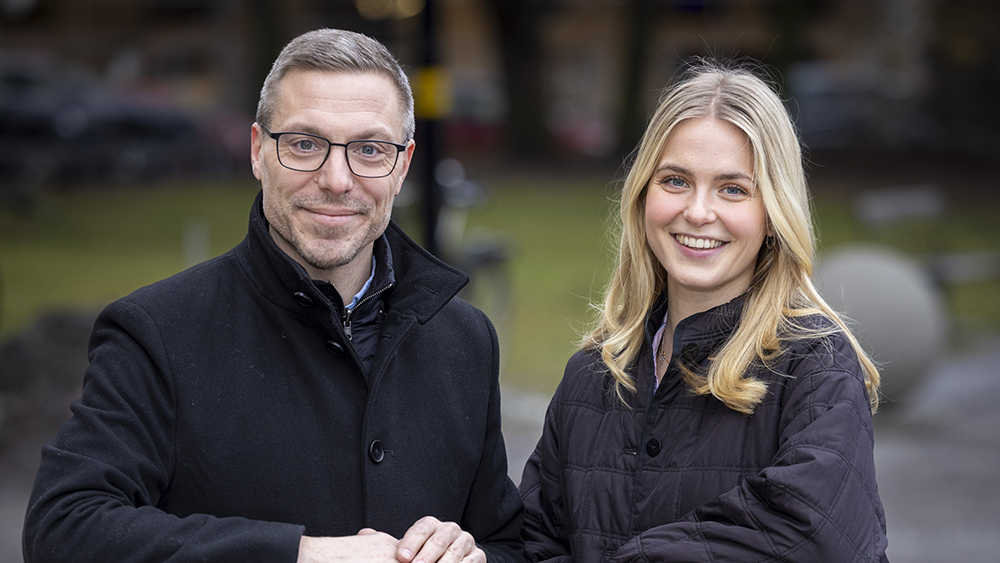 Henrik, gruppchef och Nelly, IT-säkerhetsanalytiker, tycker att arbetet på polisens IT-avdelning är både stimulerande och kul. Foto: Fredrik Hjerling