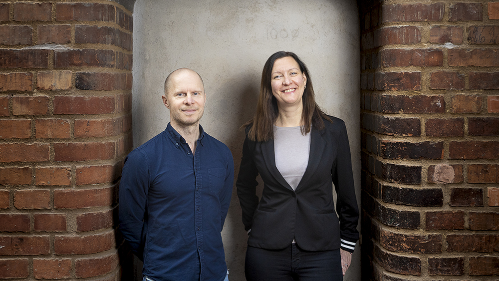 Niklas Björk, teknisk systemförvaltare och Linda Nyström, förvaltningsledare IT, på Regeringskansliets IT-avdelning. Foto: Johan Marklund