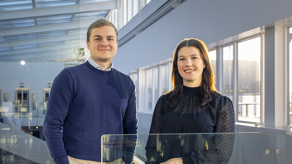 Oliver Olssén, Dynamicsutvecklare/fullstackutvecklare och Ebba Wedin, backend-utvecklare trivs båda väldigt bra på Skandia IT. Foto: Fredrik Hjerling