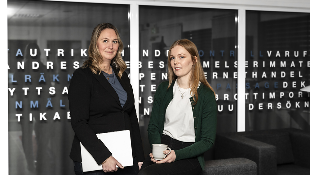 Veronica Nyberg, AI-ledare och Hanna Eriksson, machine learning-ingenjör på Tullverket. Foto: Daniel Holmgren/Cre8photo.se